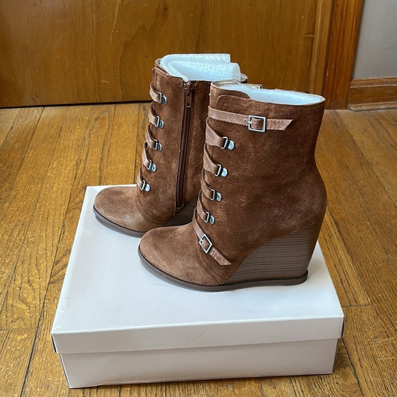 NIB BCBGeneration suede ankle booties. Size 8 - Picture 3 of 5